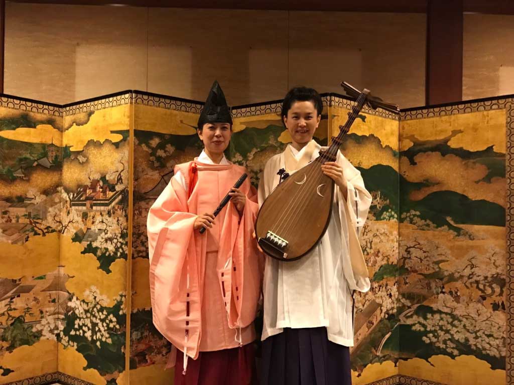 和楽器余興の写真　琵琶　龍笛