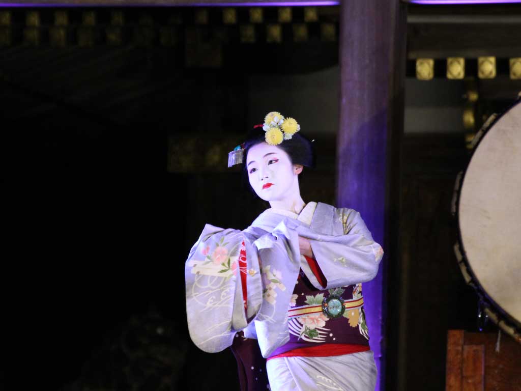 舞妓withオペラを舞う舞妓の写真