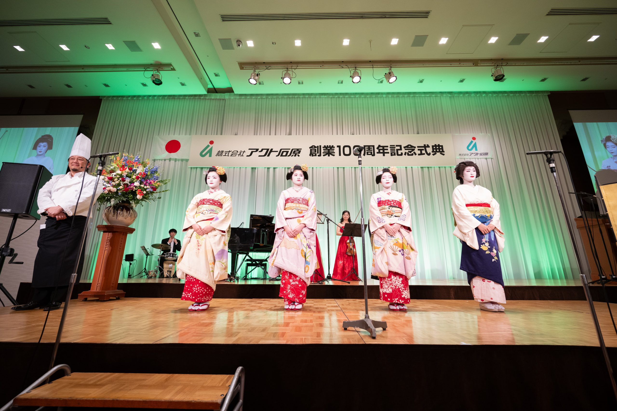 京舞妓withオペラ（写真）