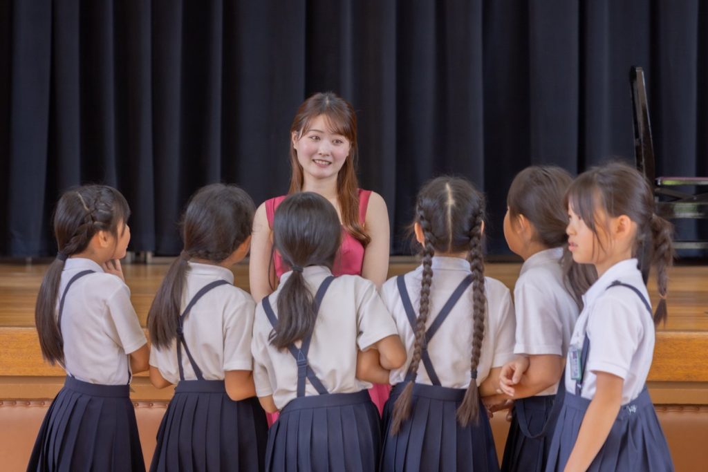 小学校体育館芸術鑑賞会