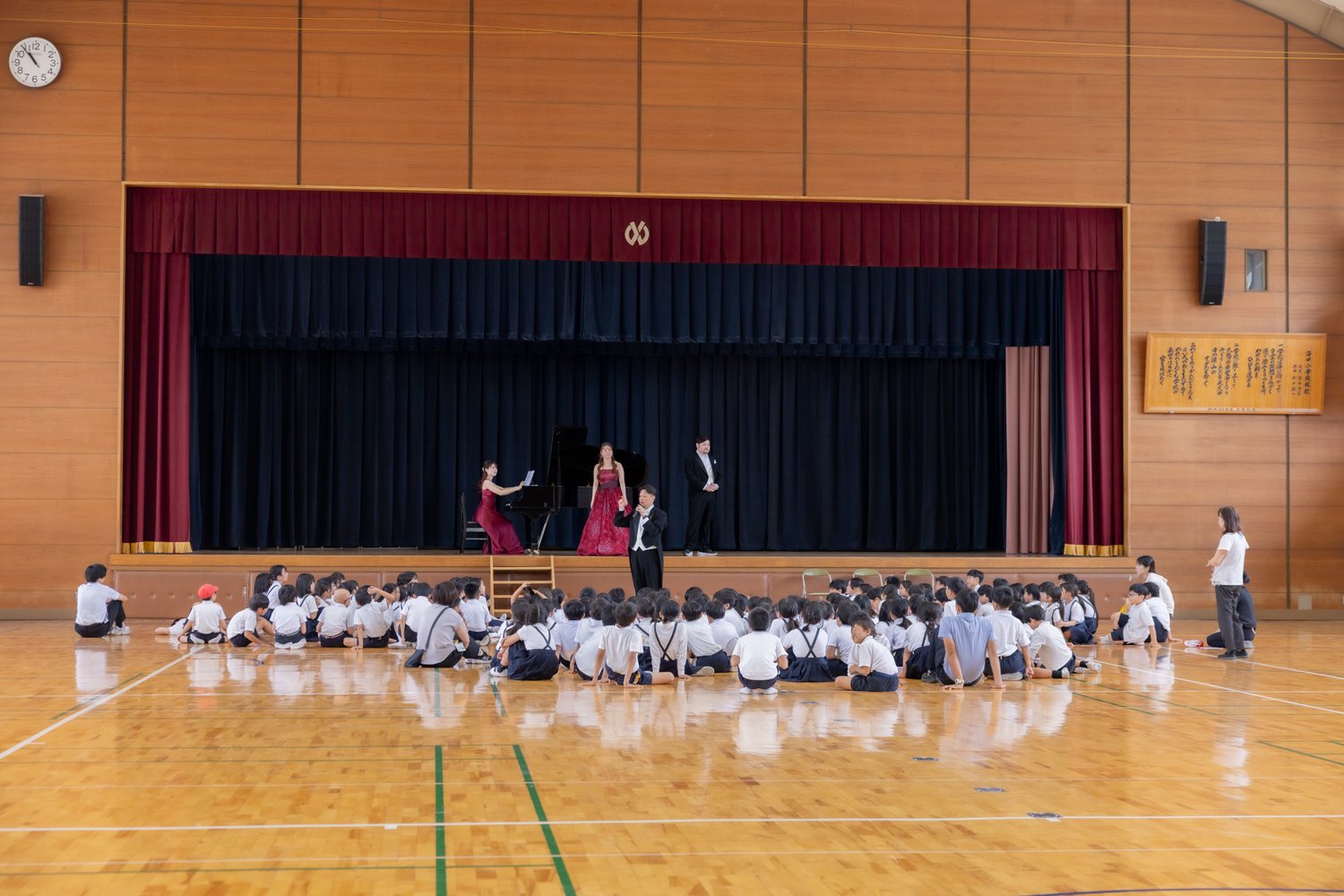 岩手県の小中学校の体育館規模でも実施できる、オペラ歌手2名とピアニストによる少人数編成の芸術鑑賞会の全体の様子