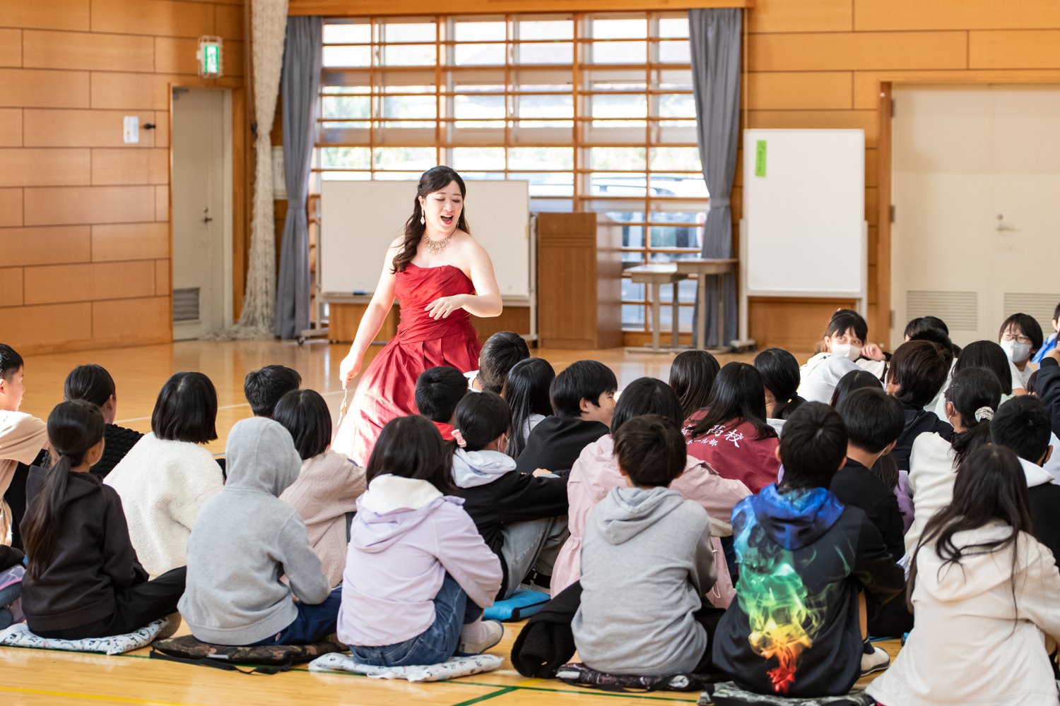山梨県の小学校芸術鑑賞会でカルメンのハバネラを歌うメゾソプラノ歌手