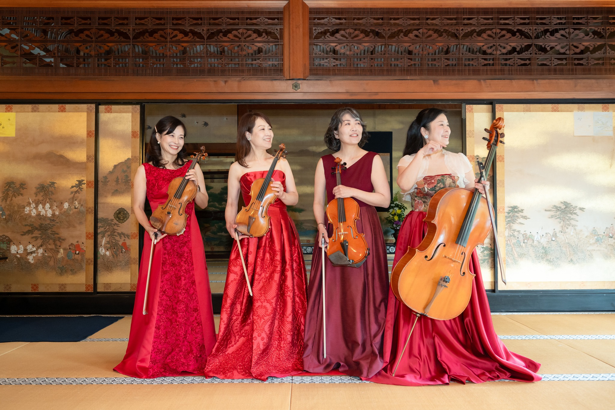 赤いドレスの弦楽アンサンブル