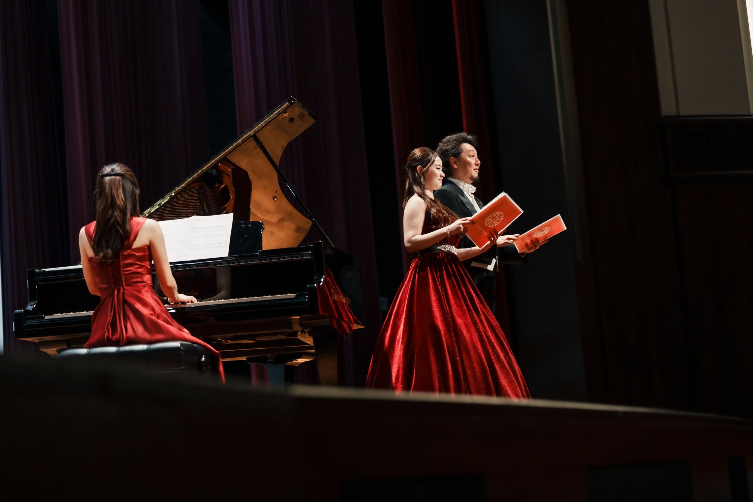 小学校芸術鑑賞会オペラを講堂コンサートの写真