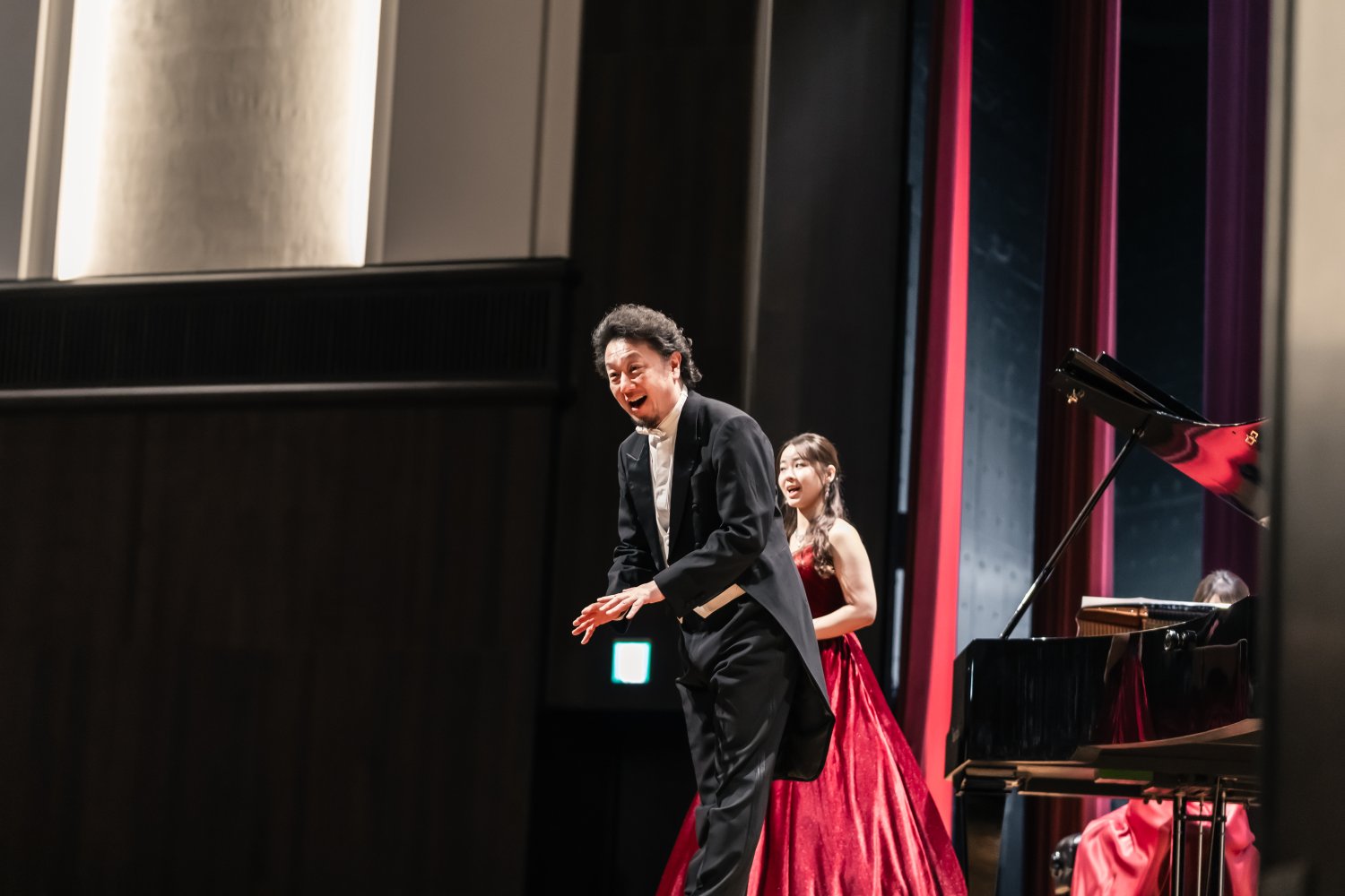 小学校芸術鑑賞会オペラを講堂コンサートの写真