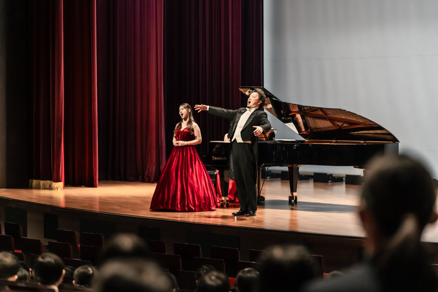 小学校行動でオペラ歌手が歌っている写真