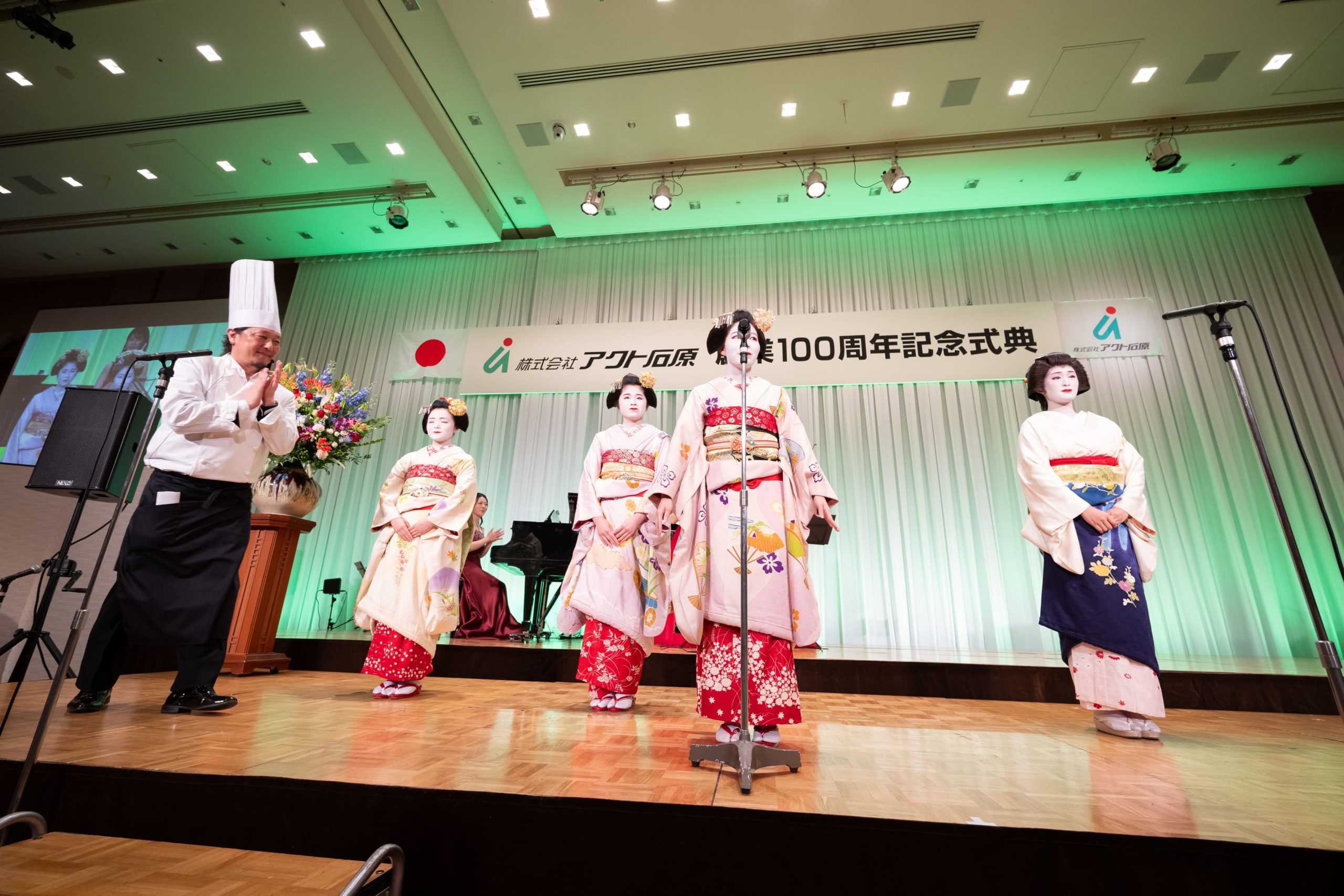 舞妓がステージ上でご挨拶をする様子