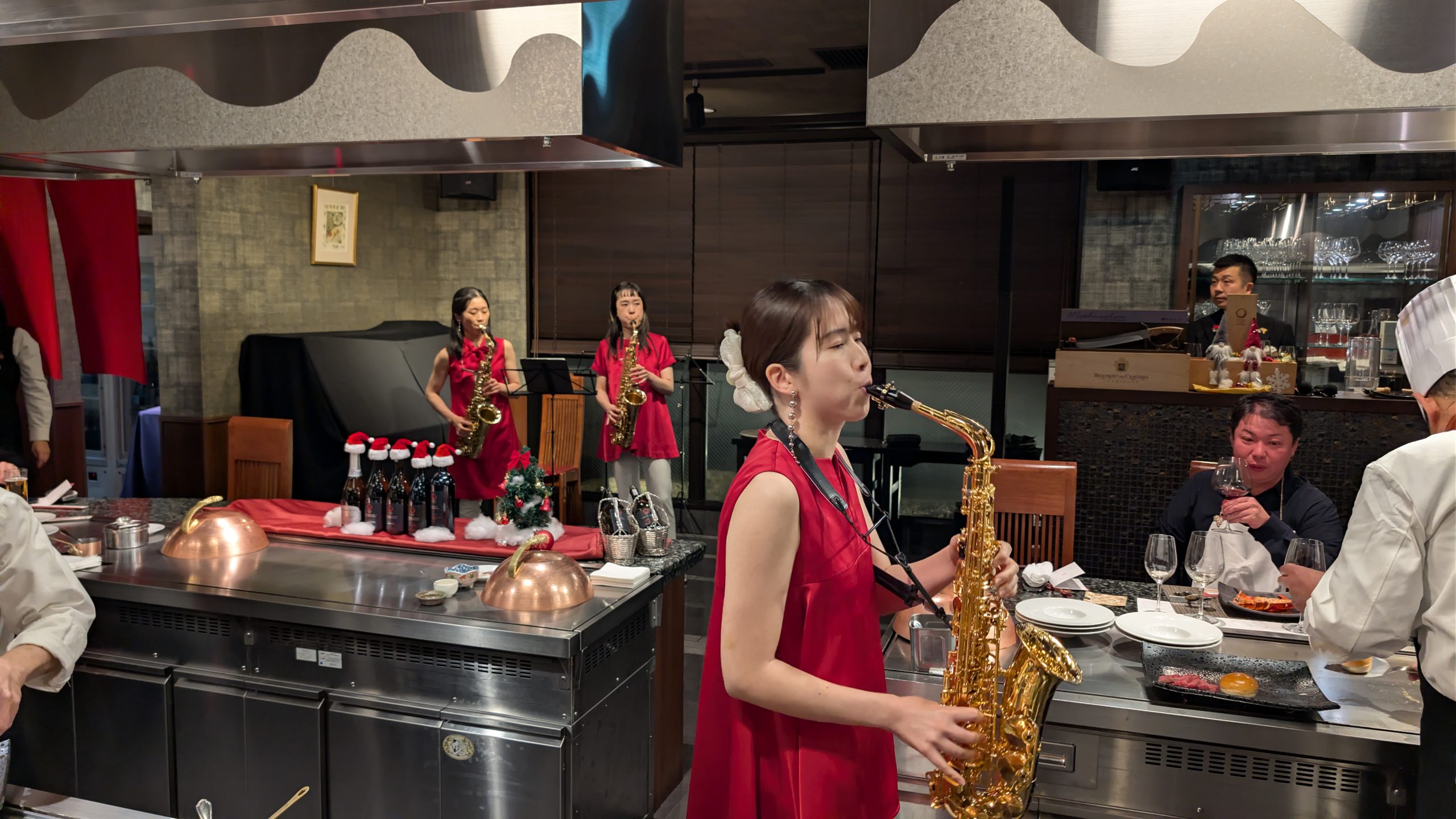 サクソフォンカルテット 赤い衣装 クリスマスディナーショー
