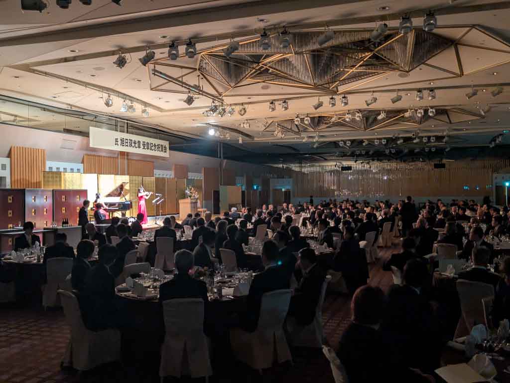 会場が暗転し、ステージに明かりが入る写真