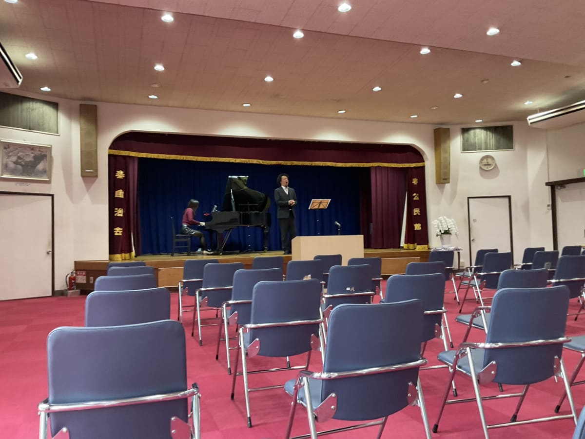 公民館ホールの会場全景とリハーサル風景